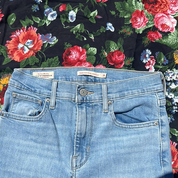 Levi’s Premium Italian Denim 724 high rise straight distress jean light blue 26 - Picture 4 of 10